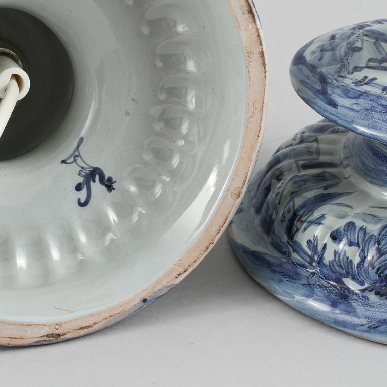 BORDSLAMPOR, ett par, fajans, 1900-tal.