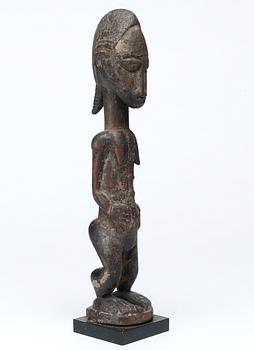 FETISCH. Trä. Baoule-stammen. Côte d'Ivoire (Elfenbenskusten) omkring 1920-1930. Höjd 28 cm.