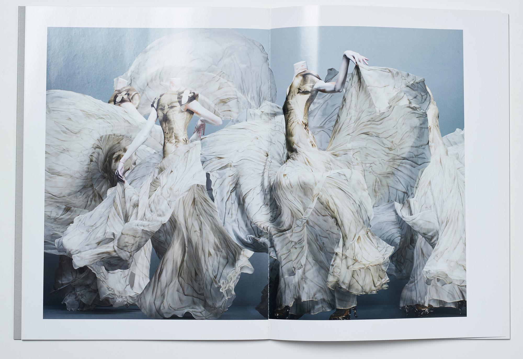 Sølve Søndsbø, bok Pictures from Savage Beauty signed.