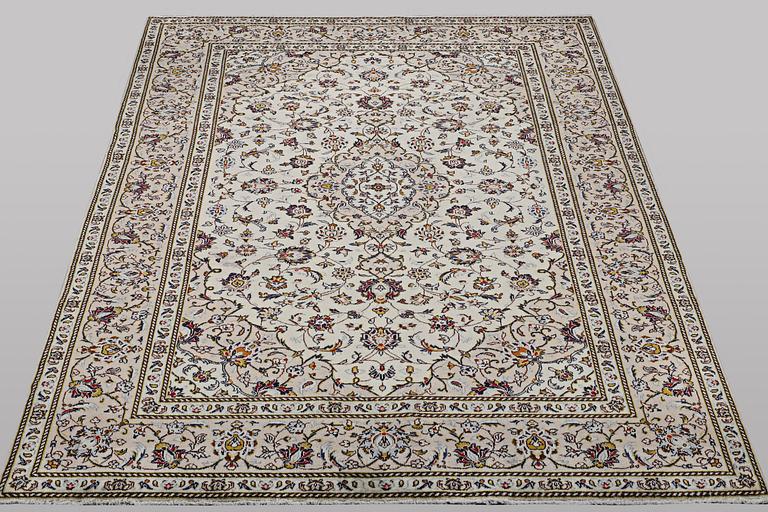 A carpet, Kashan, ca 298 x 197 cm.
