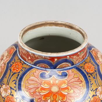 A Japanese imari jar with cover, 20th Century.