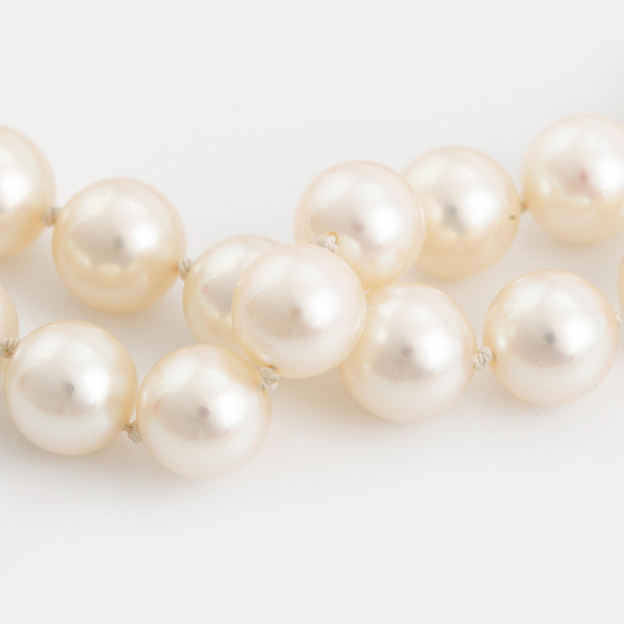 Cultured pearl bracelet, clasp 18K gold with rubies and eight cut diamonds.