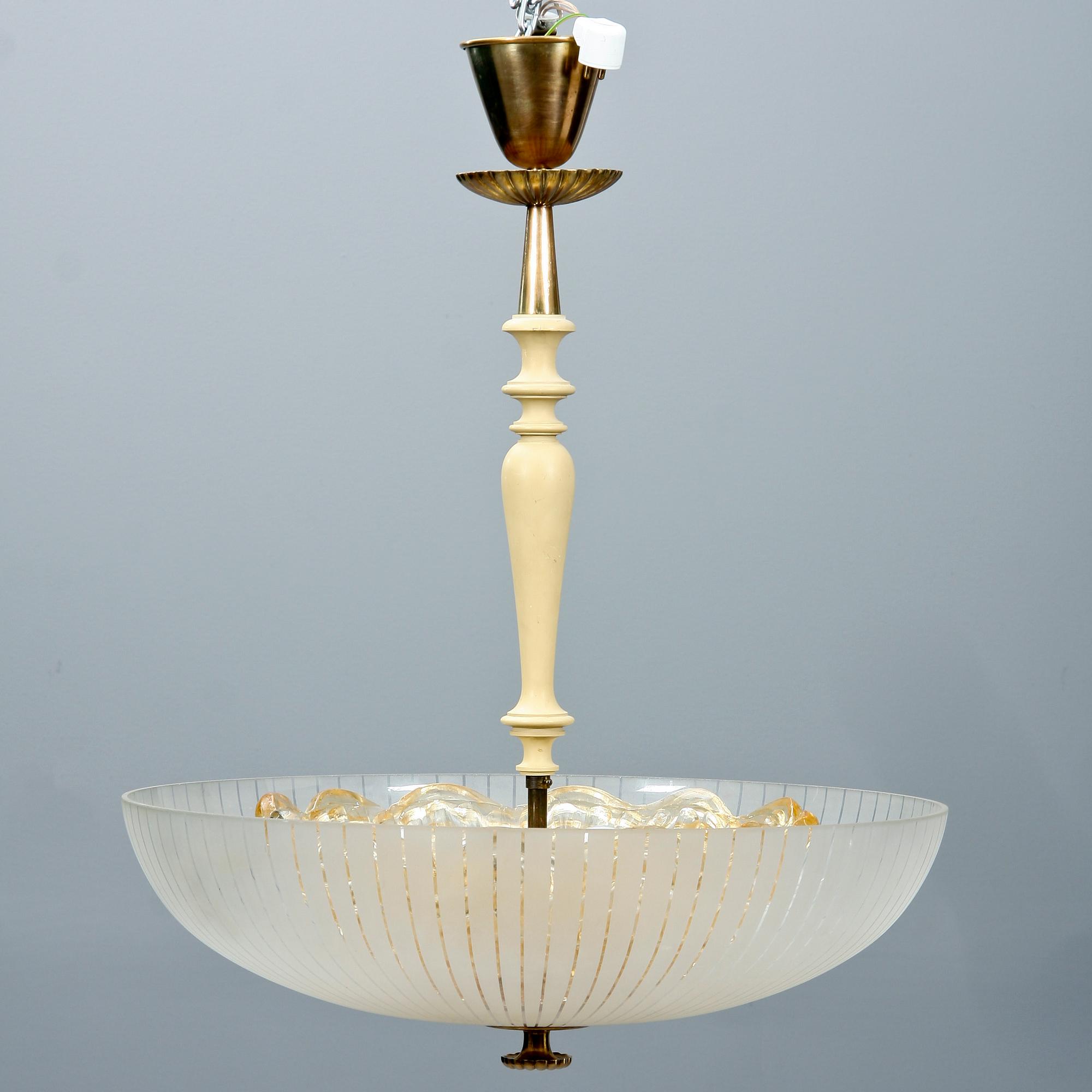 TAKLAMPA, glas. Orrefors. 1900-talets andra hälft. Diam 53, h ca 70.
