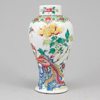 A famille rose export porcelain vase, Qing dynasty, 18-19th century.