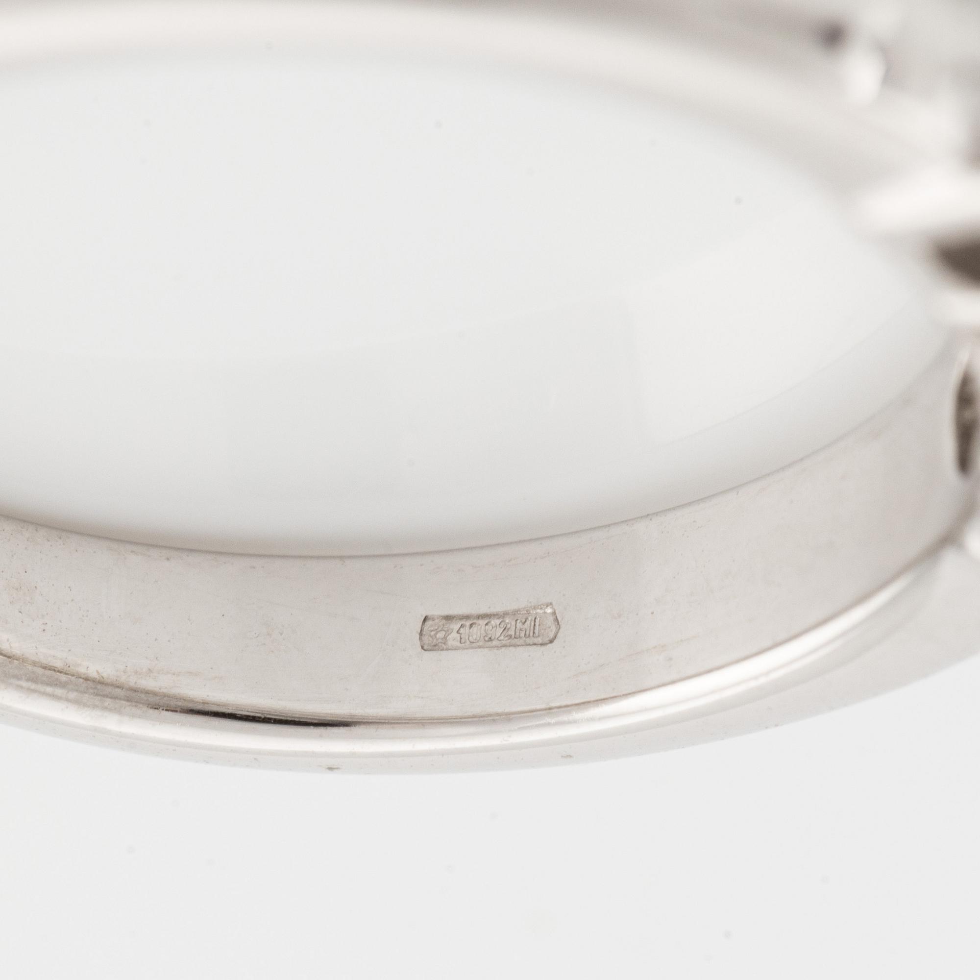 Ring med tre briljantslipade diamanter.