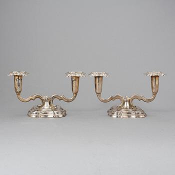 KANDELABRAR, ett par, silver, svenska importstämplar, 1900-talets första hälft.