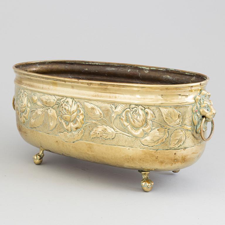 AN EARLY 19TH CENTURY BRASS JARDINIERE.