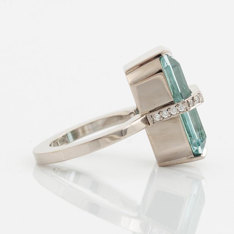 Efva Attling, "bend over ring", cocktailring med akvamarin och briljantslipade diamanter.