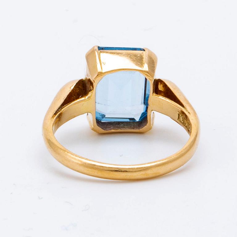 Bangle (opens with a hinge) and ring, 18K gold and spinels (most probably synthetic), total weight 20,5 g.