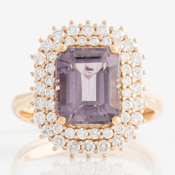 Ring, cocktailring med lila turmalin och briljantslipade diamanter.