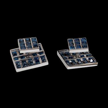 MANSCHETTKNAPPAR samt FRACK KNAPPAR med carréslipade safirer.