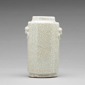 769. A ge glazed vase, Qing dynasty, 19th Century.