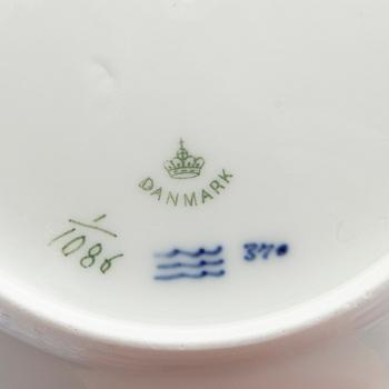 Dinnerware 58 pcs Musselmalet Royal Copenhagen porcelain, second half of the 20th century.