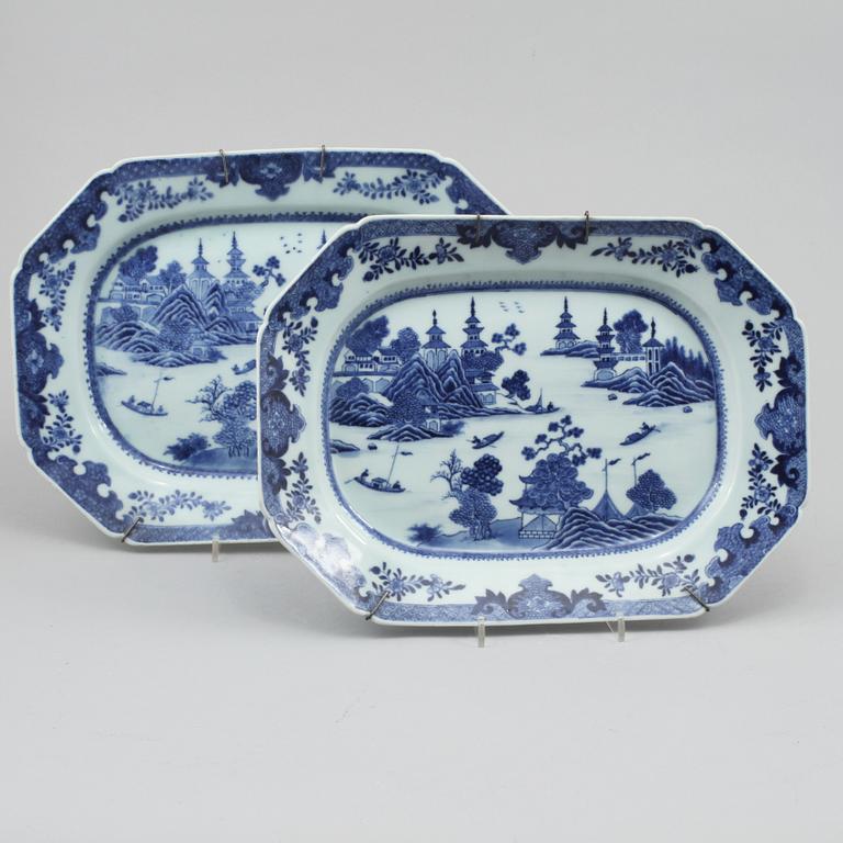 STEKFAT, ett par, porslin, Kina, 1700-tal.