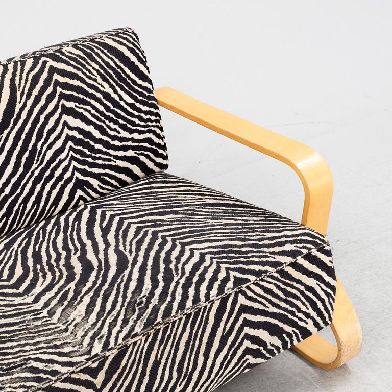 Alvar Aalto, a late 20th century '544' sofa for Artek.