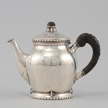 TEKANNA, silver, CG Hallberg, Stockholm, 1920, vikt 575 g.