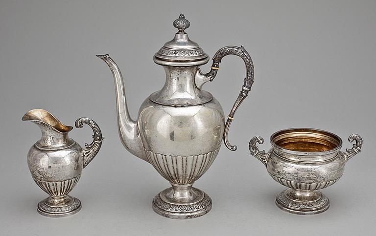 KAFFESERVIS, 3 delar, silver, nyrokoko, C.G. Hallberg, Stockholm 1889. Tot vikt ca 1220 g.