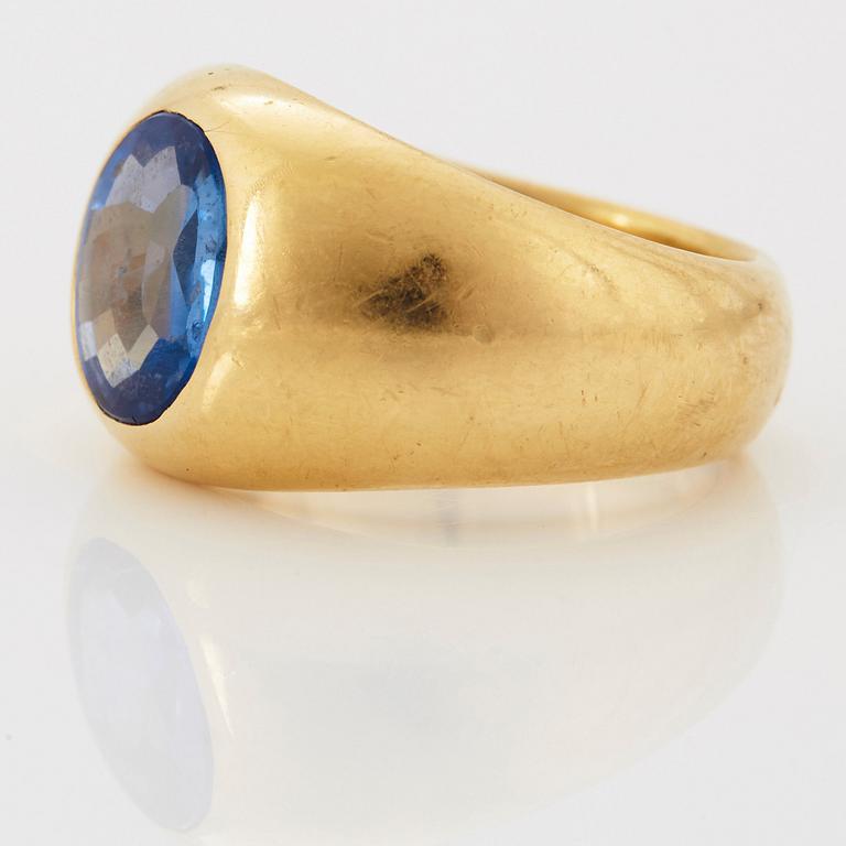 An 18K gold Hemmerle ring set with a mixed-cut sapphire.