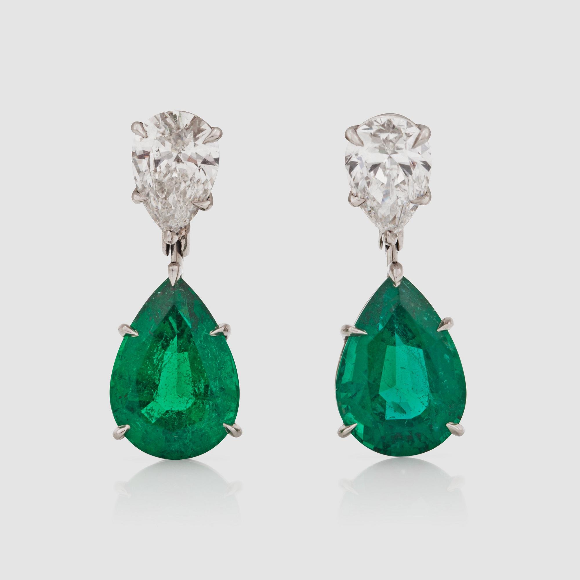 Örhängen  med droppslipade smaragder 5.52 ct totalt och droppslipade diamanter, 1.60 ct totalt.