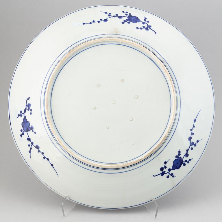 A pair of large blue and white Japanese dishes, Meiji period (1868-1912).