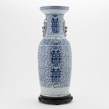 A blue and white floor vase, late Qing dynasty, 19th century.