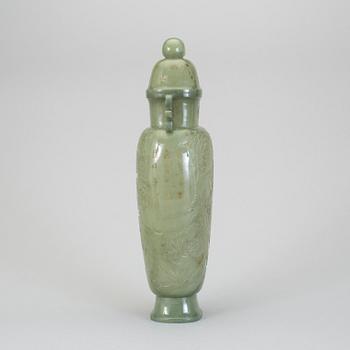 A Chinese carved kalcedon vase with cover, mid 20th Century.