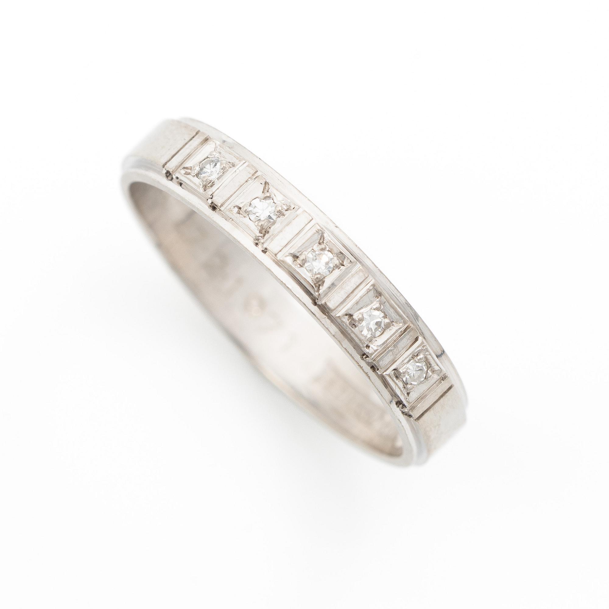 Half-eternity ring, 18K white gold with octagonal-cut diamonds.