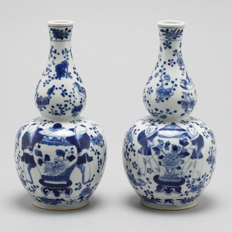 VASER, ett par, porslin, Kina, 1800-tal.