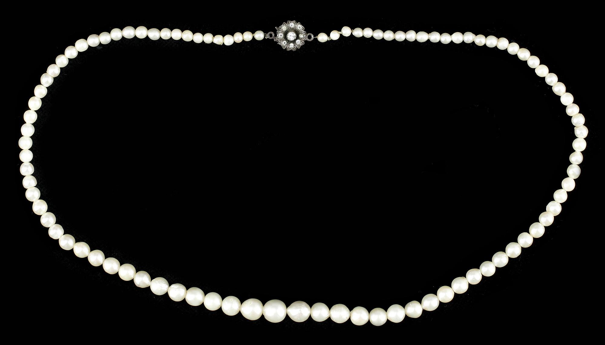 PÄRLCOLLIER, 3 st, silverlås, 1900-talets första hälft.