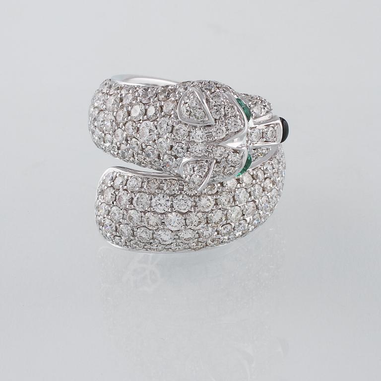 RING, 18K vitguld med 262 briljantslipade diamanter 4.84 ct. 2 smaragder 0.13 ct samt 1 agat 0.05 ct. Vikt 12,2 gram.