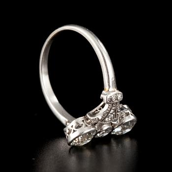 RING, antikslipade diamanter ca 1.5 ct. TW/SI-P. Platina. Vikt 4,17 g.