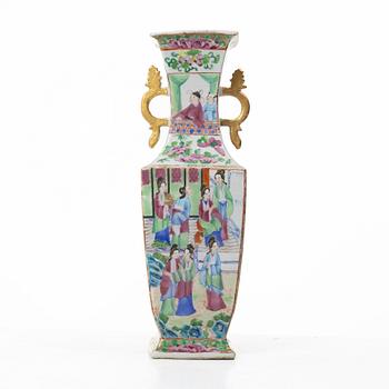 Vas, porslin. Qingdynastin, Kanton, 1800-tal.