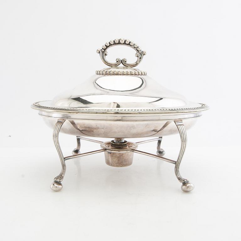 Mappin & Webb sauceboat with lid on a stand, silver plate, England, first half of the 20th century.