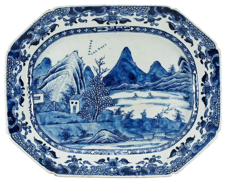 A blue and white serving dish, Qing dynasty, Qianlong (1736-95).