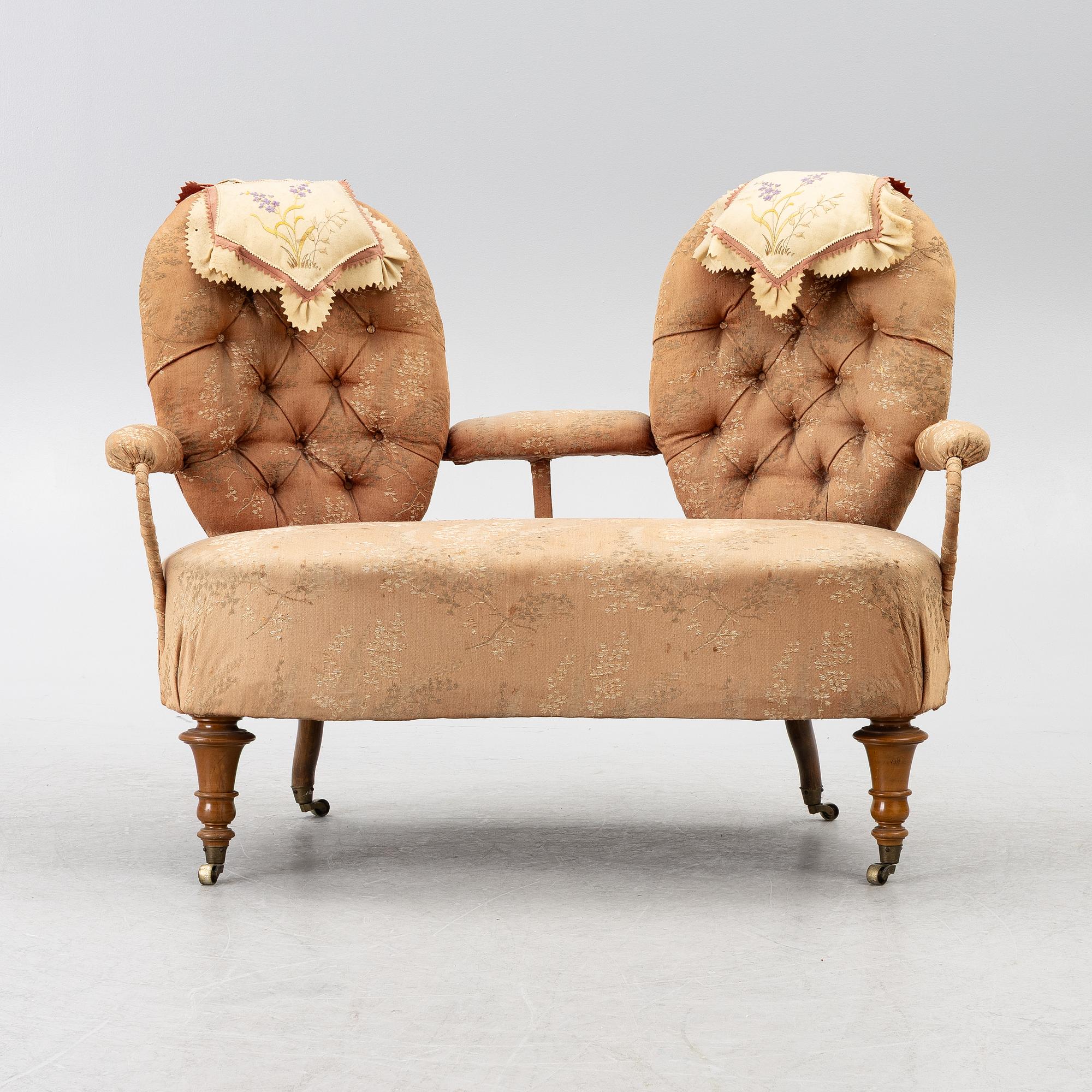 Salongsgrupp, 3 delar, med Drottning Sofias emblem, sent 1800-tal.