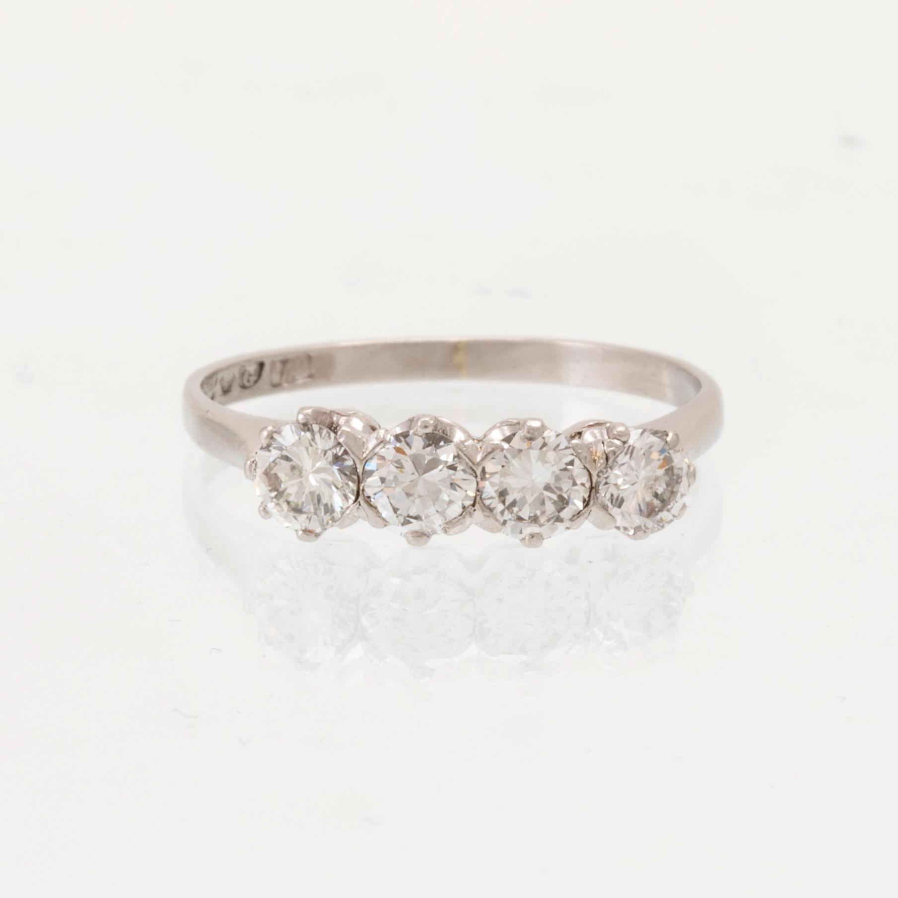 Ring platina med runda briljantslipade diamanter, Göteborg 1962.