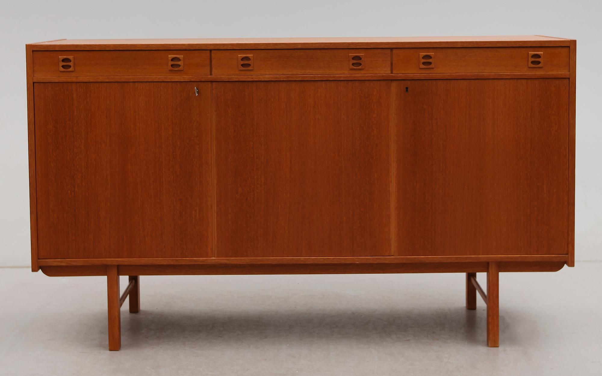 SIDEBOARD, 1900-talets mitt.