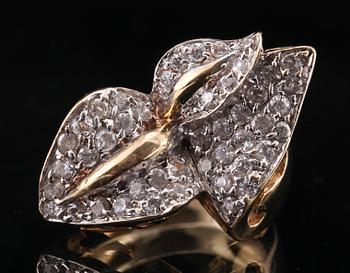 RING, 14k guld med vita stenar.