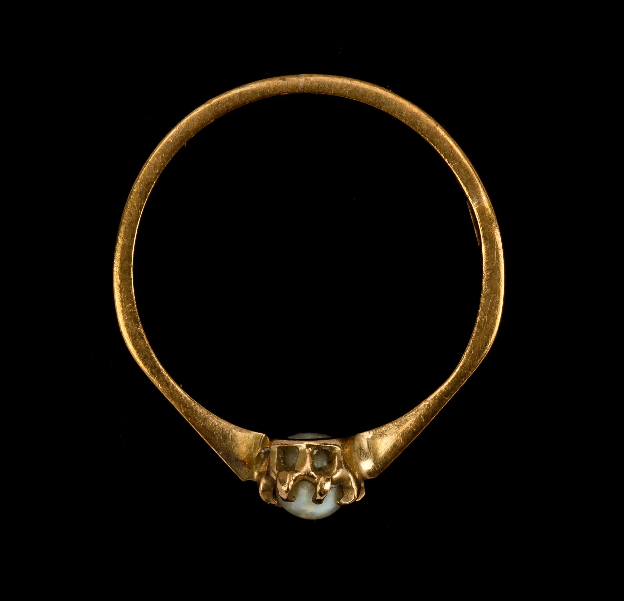RINGAR 4 st SAMT ÖRHÄNGEN 2 par, guld 18K, 1900-tal. Totalvikt ca 8 gram.