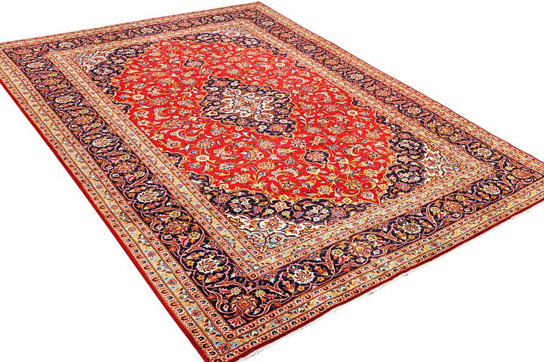 A Kashan carpet, a. 360 x 243 cm.