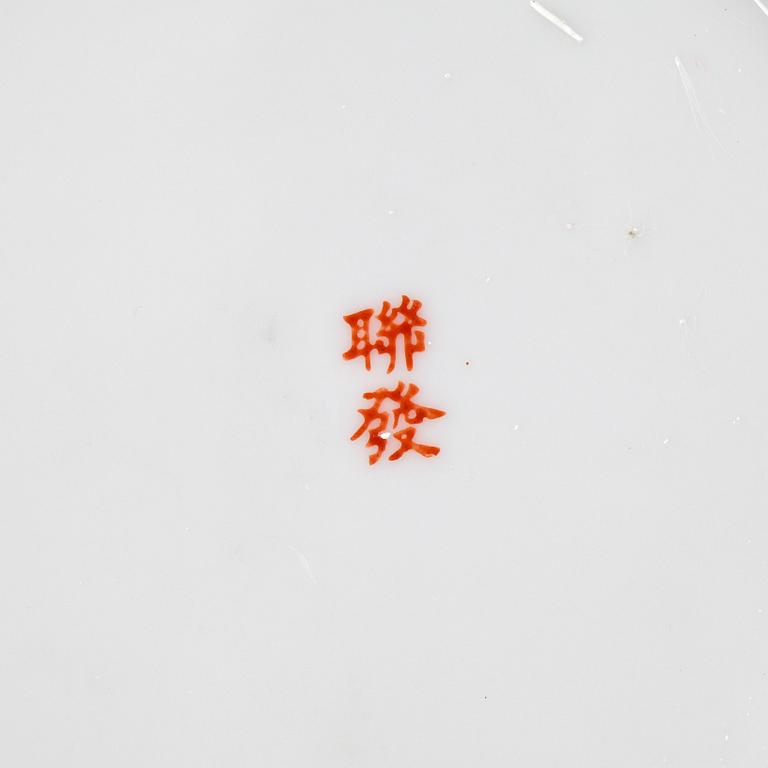 TEKOPPAR MED ASSIETTER, 12 delar, porslin, "Dragonware", Japan tidigt 1900-tal.