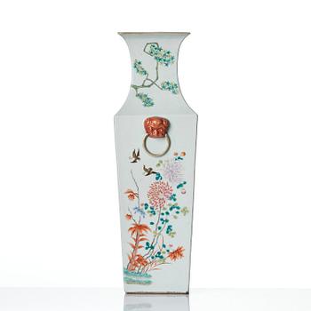 Vas, porslin. Qingdynastin, 1800-tal.