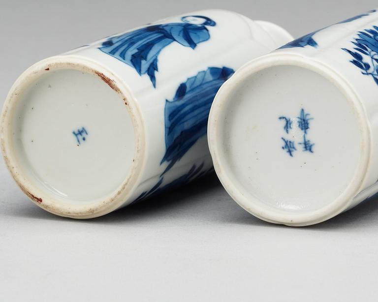 FLASKOR, ett par, porslin. Qing dynastin, 1800-tal.