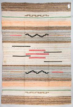 A 1930's Finnish rag rug. Circa 282 x 190 cm.