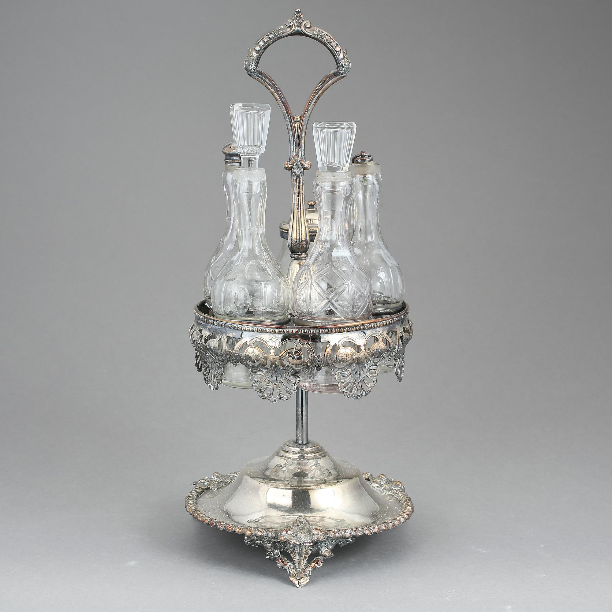 BORDSSURTOUT, försilvrad metall och slipat glas, troligen England omkr 1900.