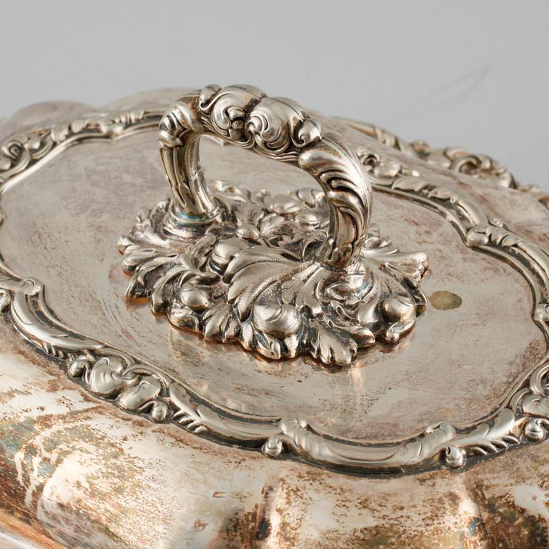 A pair of silver plated entrée dishes from the first half of 20th century.