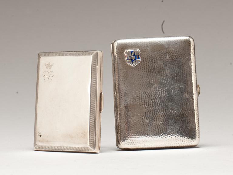 CIGARETTETUIER, silver, två st. 1900-talets mitt. Vikt ca 160 g.