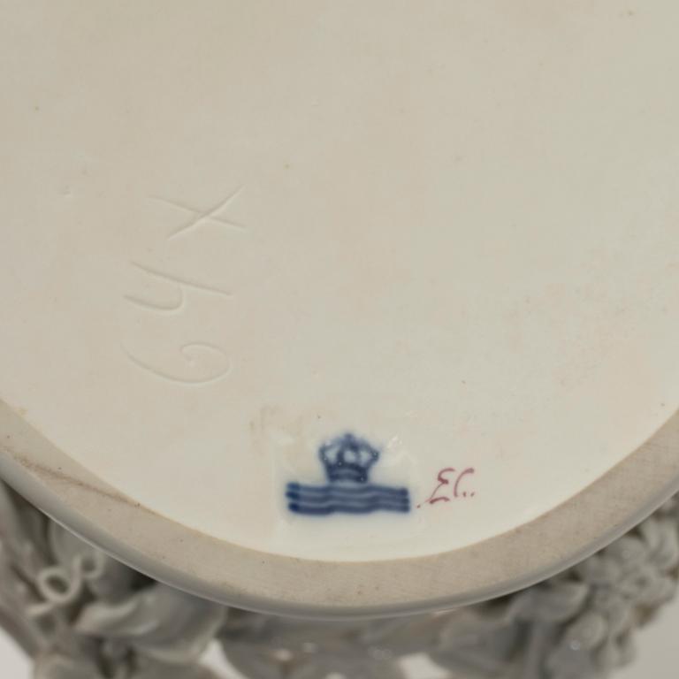 Royal Copenhagen, Jardinière, "Juliane-Marie", 1905.