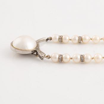 Cultured pearl necklace, clasp white gold with mabé pearl and brilliant cut diamonds, Alf Halldin,