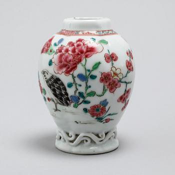 A porcelain bowl and two vases, China, 18th century.